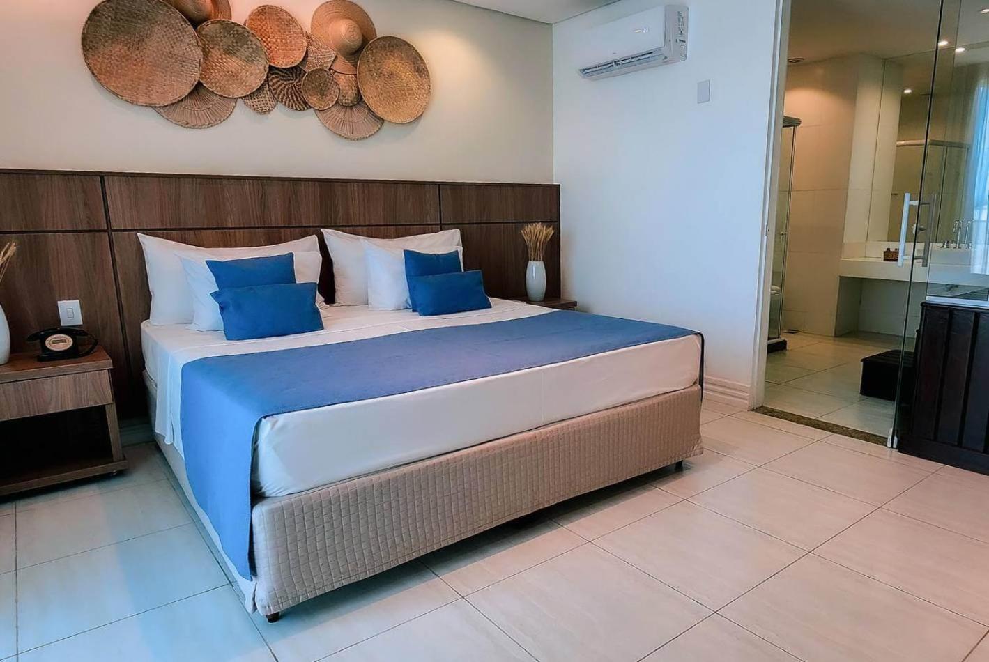 Suíte com Cama King-size e Banheira de Hidromassagem